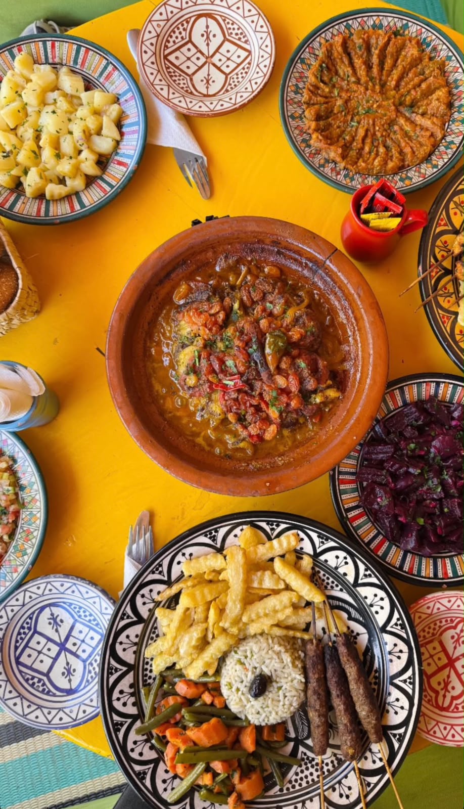 Tajine fumant servi à la grande table du déjeuner maison de Tayri Aura